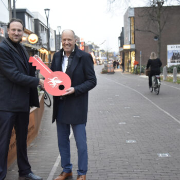 Wethouder Hoen krijgt de sleutel van directeur Gerard Hoiting van aannemer Roelofs.