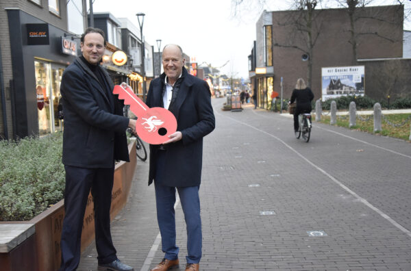 Wethouder Hoen krijgt de sleutel van directeur Gerard Hoiting van aannemer Roelofs.